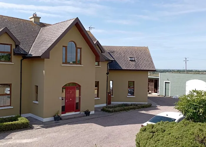 Lighthouse View * Garryvoe